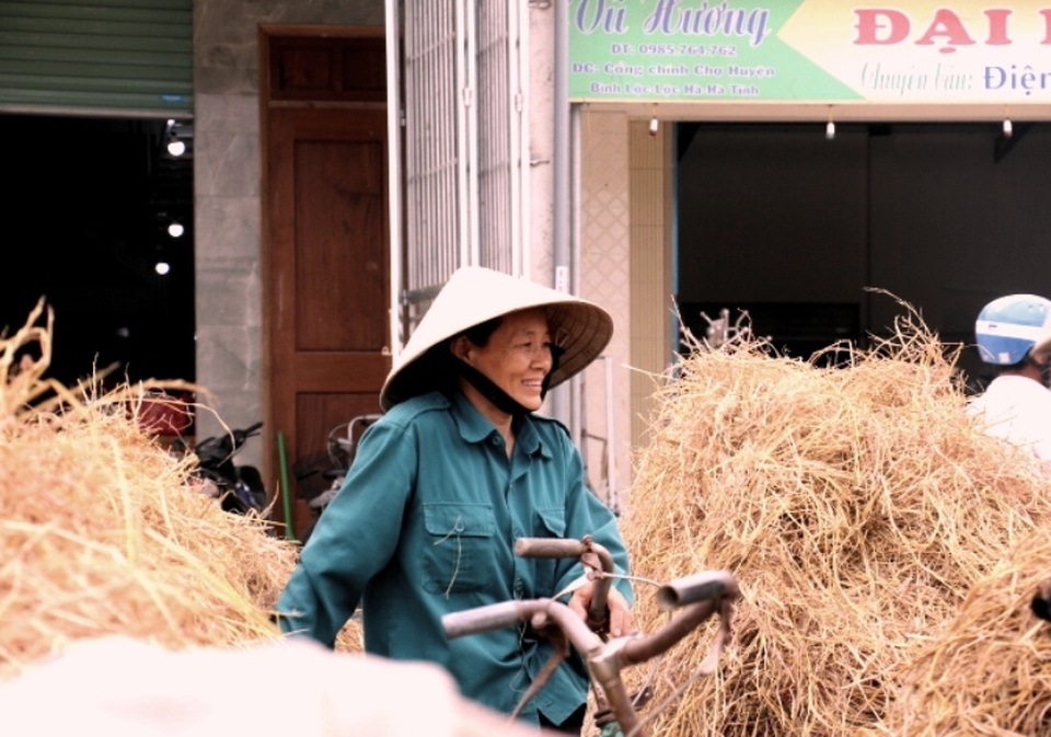 Độc đáo phiên chợ chỉ có… rơm - 5 Độc đáo phiên chợ chỉ có… rơm - 5