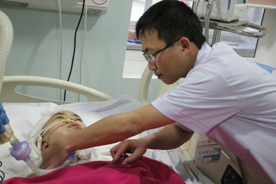 Các bác sĩ cho biết, liệu trình điều trị cho Mến đang còn rất dài và sẽ tốn kém