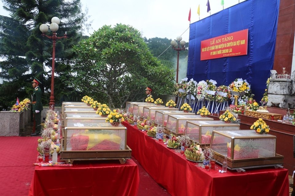 Xúc động ngày đón các liệt sĩ về đất mẹ - 1 Tính từ năm 1999 đến nay, Đội quy tập mộ liệt sĩ Hà Tĩnh đã phối hợp với chính quyền và nhân dân các bộ tộc Lào tổ chức tìm kiếm, cất bốc được 750 hài cốt liệt sĩ quân tình nguyện và chuyên gia Việt Nam hy sinh tại Lào đưa về nước.