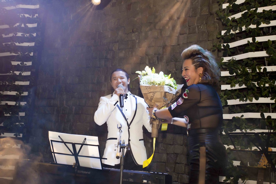 Ca sĩ Kasim và mẹ kêu gọi được 400 triệu ủng hộ bệnh nhân ung thư - 6 Kasim Hoàng Vũ chia sẻ rằng anh thật hạnh phúc khi được đóng góp vào quỹ từ thiện ủng hộ những bệnh nhân bị ung thư.