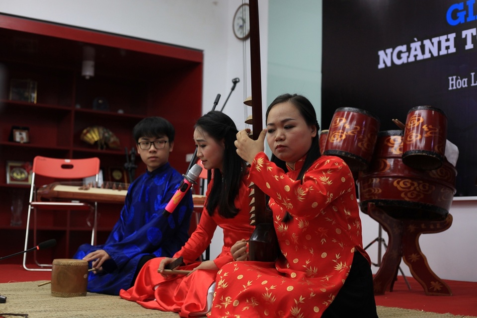 Nhạc cụ dân tộc là bộ môn được giảng dạy cho tất cả sinh viên tại ĐH FPT Hòa Lạc. Không gian đậm đà bản sắc dân tộc này được tái hiện ngay tại không gian buổi giao lưu qua phần biểu diễn của giảng viên, sinh viên ĐH FPT.