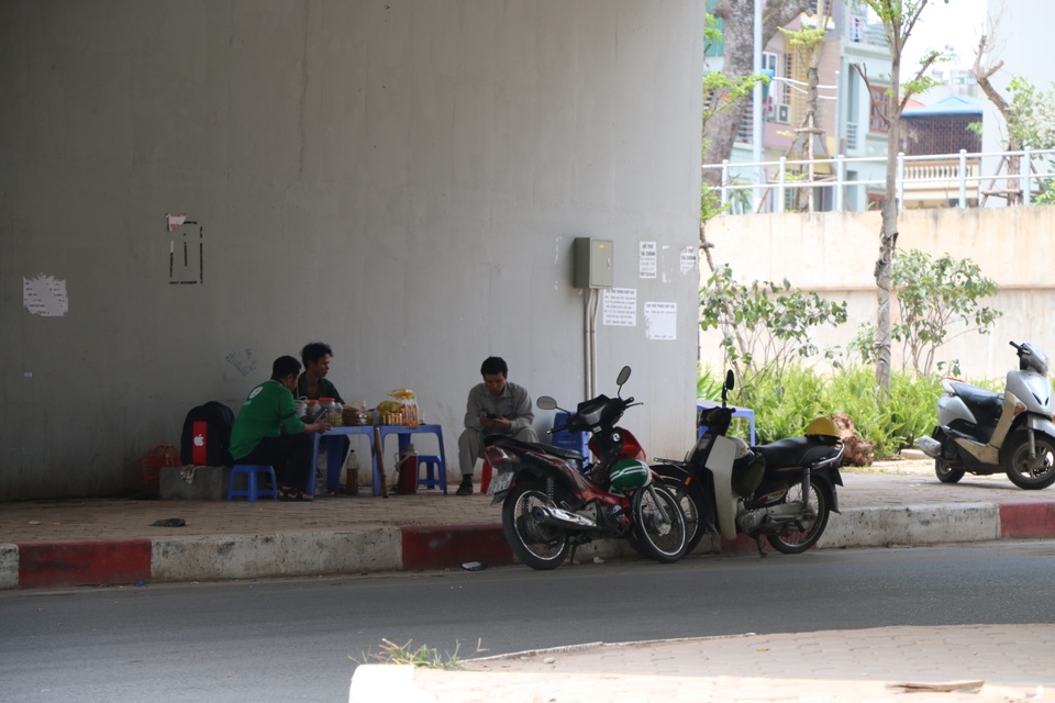 Nhọc nhằn những giấc ngủ trưa dưới nắng nóng của người lao động - 5
Vào buổi trưa, khi nhiệt độ ngoài trời lên đến 37 - 38 độ C, những quán nước dưới gầm cầu như thế này là điểm đến cho những người bán hàng rong lang thang cả ngày hay những người muốn nghỉ chân giữa trưa.