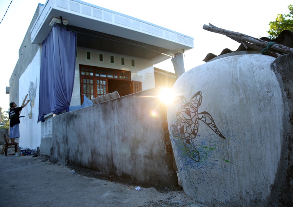 Bên cạnh 11 bức bích họa cỡ lớn trên các vách tường nhà dân, du khách có thể bắt gặp hàng trăm bức vẽ nhỏ, “giấu mình” ở lan can, lu nước, bản lề cửa nhà, cửa sổ... rải rác khắp đảo.