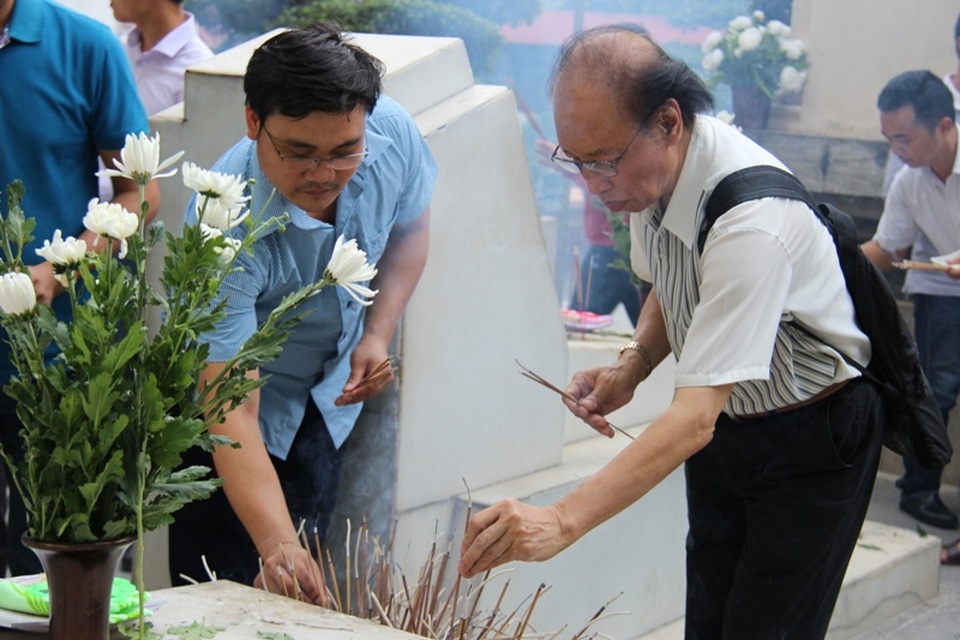 Báo Dân trí tưởng nhớ hương hồn các anh hùng liệt sỹ Ngã ba Đồng Lộc - 4
Tổng biên tập Báo Dân trí Phạm Huy Hoàn (bên phải)