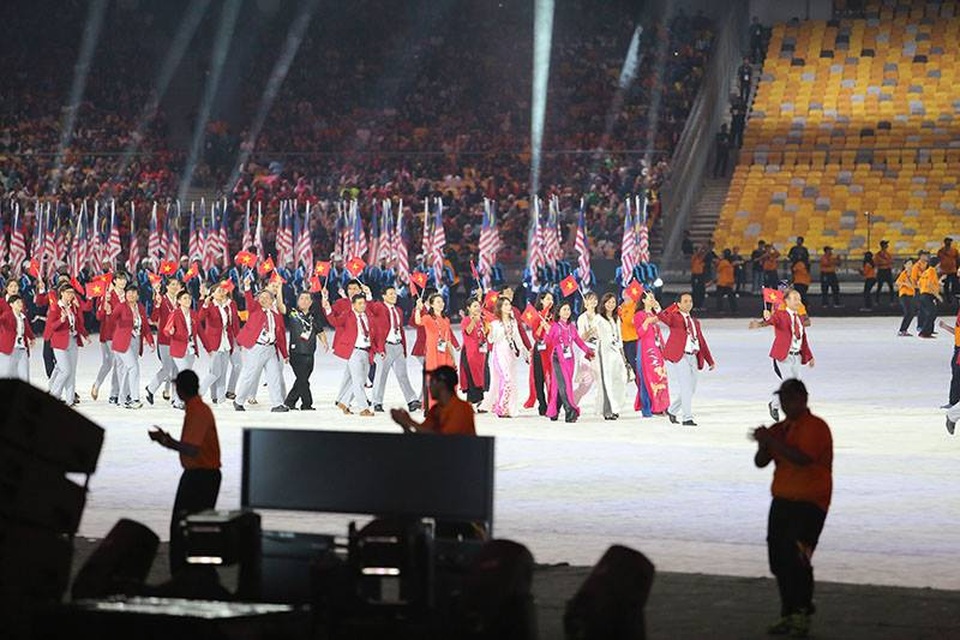 Lễ khai mạc SEA Games 29: Bữa tiệc đậm đà bản sắc văn hóa - 11
Đoàn thể thao Việt Nam tiến qua lễ đài SEA Games 29, ảnh: Q.H