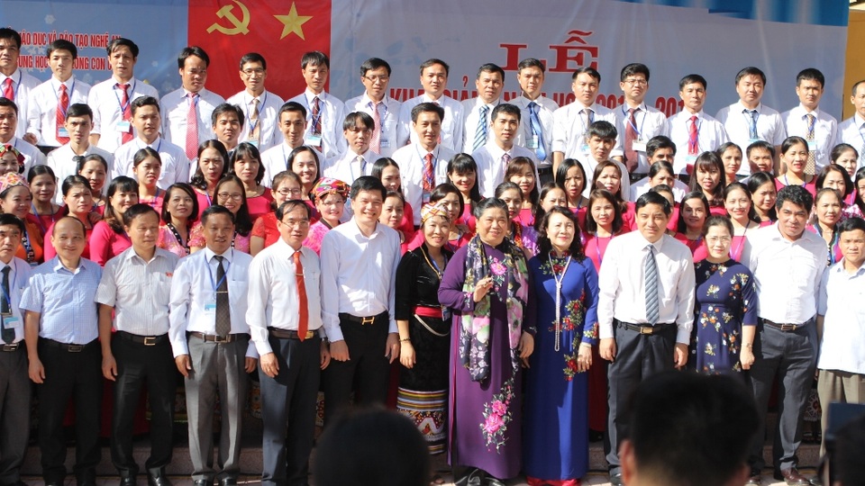 Phó Chủ tịch Quốc hội Tòng Thị Phóng dự lễ khai giảng năm học mới tại Nghệ An - 6
Phó Chủ tịch Quốc hội chụp ảnh lưu niệm cùng với lãnh đạo huyện Con Cuông cùng thầy cô giáo Trường THPT Con Cuông.