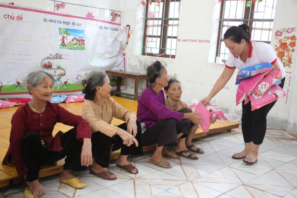 
Người già, trẻ em được ưu tiên di dời trước tới nơi an toàn tránh bão.
