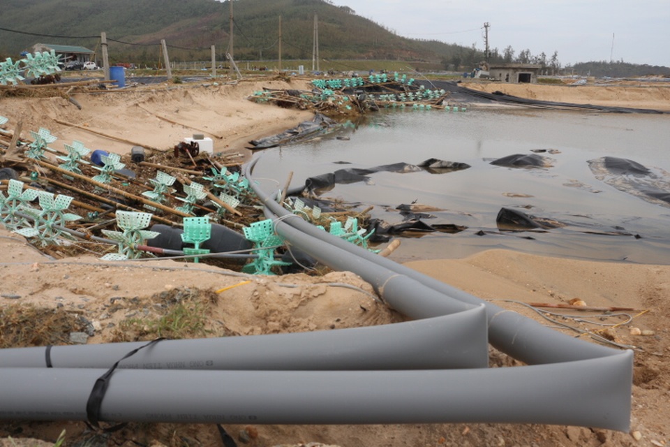 Khung cảnh tan hoang tại khu nuôi tôm của Công ty Grobest Hà Tĩnh ở xã Kỳ Nam và Kỳ Phương