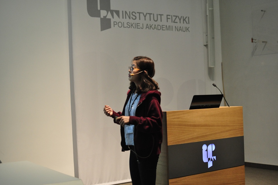 
Một sinh viên cao học báo cáo kết quả nghiên cứu của mình.
