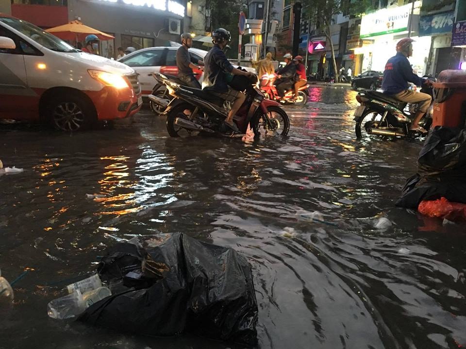 Đường Sài Gòn ngập nặng sau trận mưa không lớn - 1 Hoạt động kinh doanh tại khu vực này cũng bị trì trệ, ế ẩm do nước tràn lên vỉa hè.