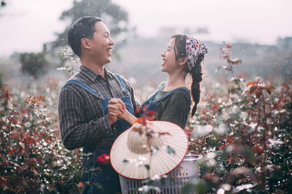 Bộ ảnh cưới bình dị này chụp vẻn vẹn trong một ngày tại Đà Lạt, đây là những khoảnh khắc cảm xúc chân thực, tự nhiên trong tình yêu của cặp đôi.