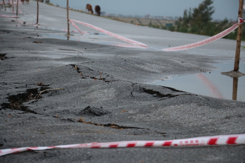 Con đường hàng chục tỷ đồng “tan hoang” sau bão - 4 Con đường hàng chục tỷ đồng “tan hoang” sau bão - 4