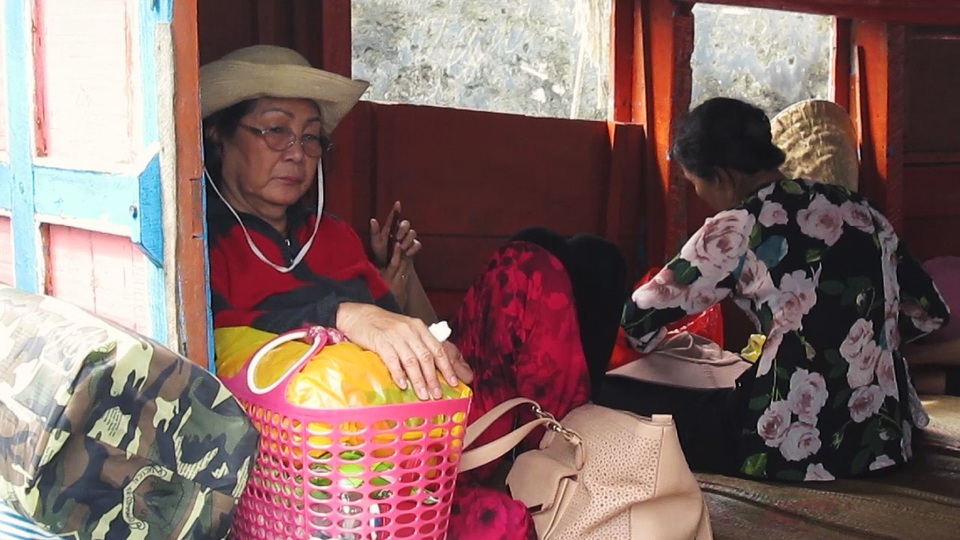 Người dân xã đảo bội thu trong chuyến vươn biển đầu tiên sau bão - 5 Sau nhiều ngày mắc kẹt trên đảo, sáng nay nhiều người cũng tranh thủ vào đất liền để tiếp tục công việc