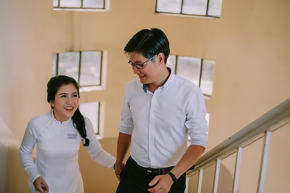 Cặp đôi chụp ảnh cưới tái hiện kỉ niệm thời sinh viên - 4 Nhớ lại khoảnh khắc Đại Nam ngỏ lời, Tuyết Hà cho biết: “Lúc đó anh thừa nhận là để ý mình từ cuối cấp 3 nhưng không dám nói, tình yêu cứ tự nhiên đến chứ mình cũng không biết tại sao lại yêu anh, chắc có lẽ đúng như anh nói là đã yêu thì yêu đâu cần lý do gì”.