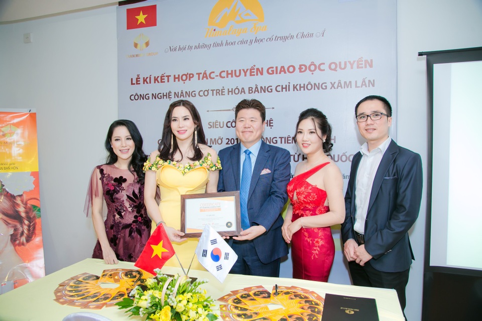 Himalaya Spa khai trương cơ sở làm đẹp 5 sao tại Tp. Hồ Chí Minh - 6 Cũng nhân dịp này Himalaya Spa tiến hành lễ ký kết và ra mắt siêu công nghệ nâng cơ và giảm cân mới nhất từ Hàn Quốc.