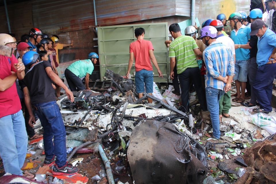 
Người dân giúp dọn hiện trường và đưa các nạn nhân đi cấp cứu
