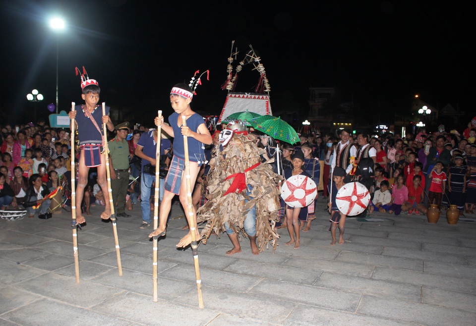 Mãn nhãn với màn múa cồng chiêng của người Banar - 3 Mãn nhãn với màn múa cồng chiêng của người Banar - 3