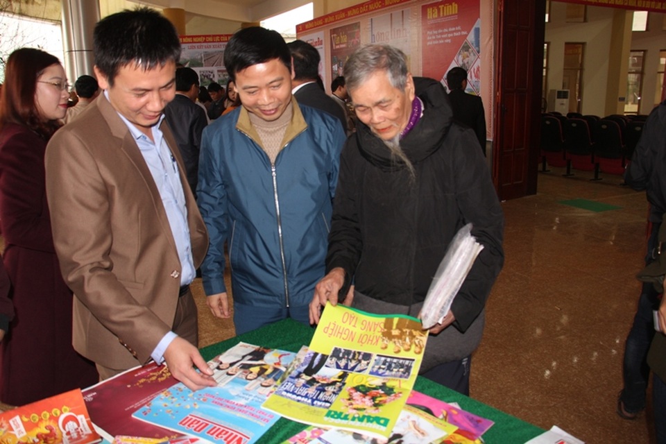 Bức tranh đa màu về báo chí trong ngày Hội Báo xuân 2017 - 5 Bức tranh đa màu về báo chí trong ngày Hội Báo xuân 2017 - 5