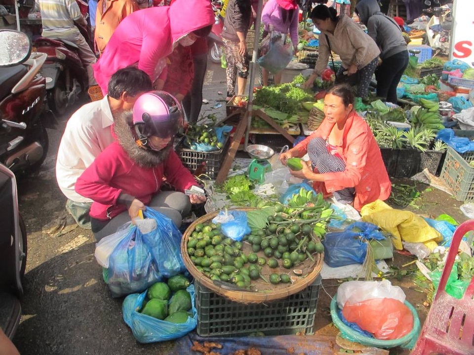 “Chen chân” sắm Tết trong phiên chợ ngày cuối năm - 6 ... trầu cau cũng nhộn nhịp người mua