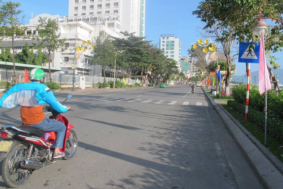 Mùng một Tết, nắng trải vàng những con phố vắng - 6 Đường Bạch Đằng thảnh thơi