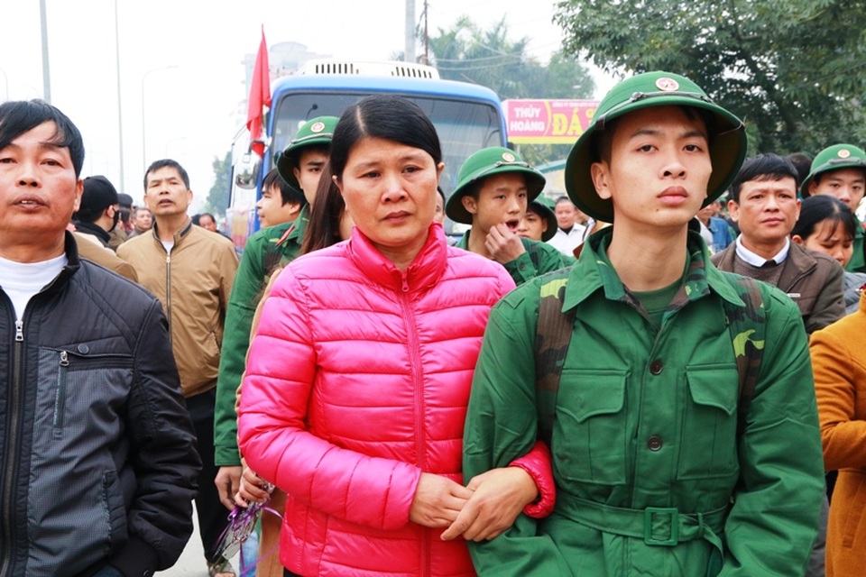 Nước mắt và nụ cười trong ngày tân binh lên đường nhập ngũ - 5 
Người mẹ bồi hồi khoác chặt tay con trước giờ con lên xe.