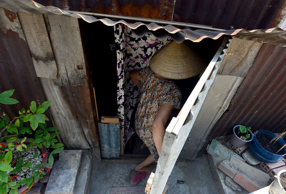 Mỗi lần muốn vào nhà, bà Phan Thị Kim Sa phải cúi thấp người mới di chuyển được.