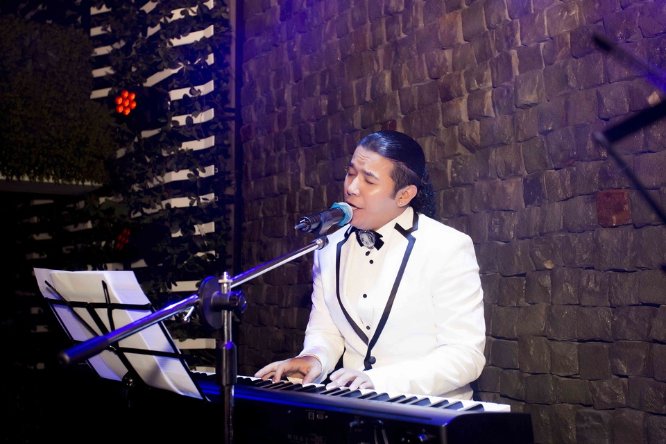 Ca sĩ Kasim và mẹ kêu gọi được 400 triệu ủng hộ bệnh nhân ung thư - 7 Nữ doanh nhân Phạm Ngọc Phượng rất hâm mộ giọng hát của nam ca sĩ.