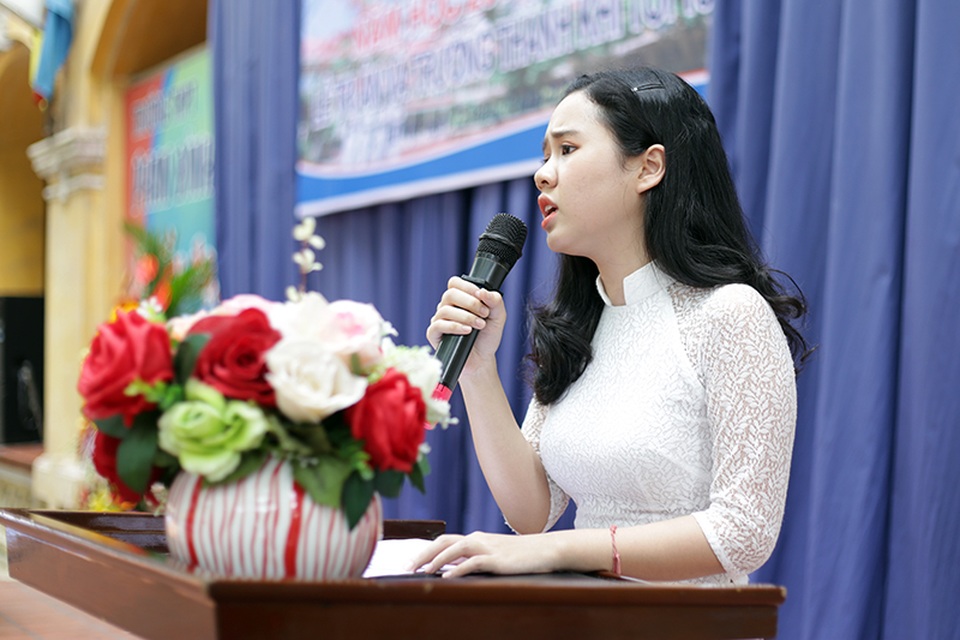 Những giọt nước mắt nghẹn ngào trong lễ bế giảng THPT Phan Đình Phùng - 4 Bùi Hồng Ly – lớp 12D3 thay mặt những học sinh cuối cấp nói lời cảm ơn tới các thầy cô và các bậc phụ huynh đã dạy dỗ, dìu dắt thế hệ học trò 1999 trong suốt 3 năm vừa qua