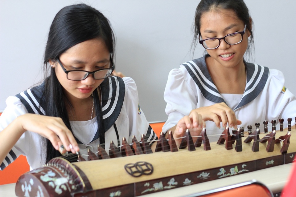 Những cô gái kính cận, cứ ngỡ chỉ quen với những bài toán hóc hiểm khô khan, nay bỗng trở nên dịu dàng và tinh tế khi lướt những ngón tay trên cây đàn tranh.