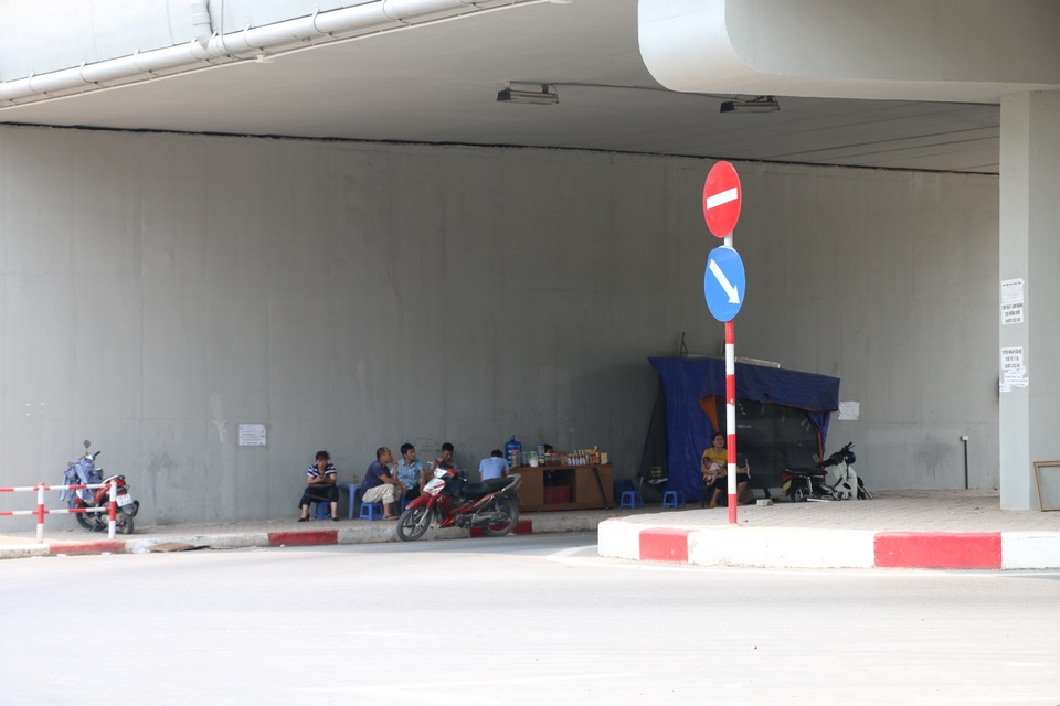 Nhọc nhằn những giấc ngủ trưa dưới nắng nóng của người lao động - 6 Tại đường Bưởi, cách một đoạn lại có một quán nước giải khát phục vụ nước mía, nước dừa dưới gầm cầu vượt cho những người qua đường.