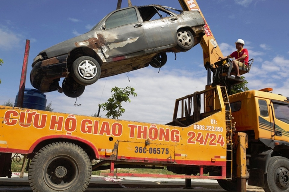 Hơn 100 đơn vị cứu hộ giao thông cùng "giải cứu một vụ tai nạn" - 7
Chiếc xe con gặp nạn sau đó được lực lượng cứu hộ cẩu lên xe chuyên dụng đưa khỏi hiện trường.