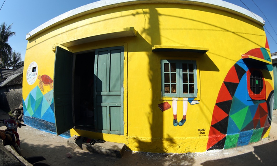 Những ngôi nhà cũ kỹ phút chốc bỗng sáng rực lên với những hình vẽ vô cùng độc đáo của các họa sĩ.