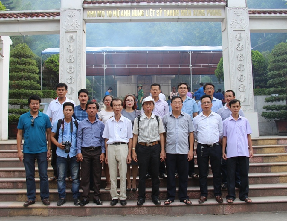 Báo Dân trí tưởng nhớ hương hồn các anh hùng liệt sỹ Ngã ba Đồng Lộc - 6 Tổng biên tập Phạm Huy Hoàn cùng cán bộ, phóng viên thuộc Văn phòng Bắc miền Trung chụp ảnh lưu niệm tại Khu di tích Ngã ba Đồng Lộc