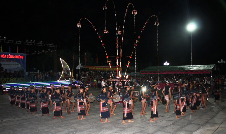 Mãn nhãn với màn múa cồng chiêng của người Banar - 4
Mãn nhãn mới múa cồng chiêng của người người Banar