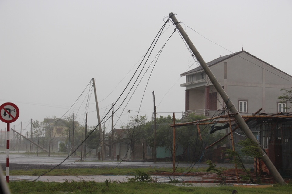 Ngổn ngang nơi tâm bão số 10 đổ bộ - 8