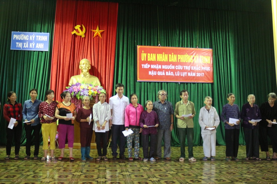 Hội đồng hương Hà Tĩnh tại Cần Thơ hướng về người dân vùng bão - 10 Đoàn đã trao 50 suất quà cho 50 hộ dân ở phường Kỳ Thịnh, thị xã Kỳ Anh
