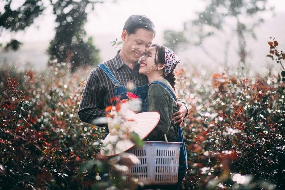 Khi tình yêu đã đủ lớn, họ thực hiện hứa hẹn về chung một nhà sau lời cầu hôn “mình cưới em nha” mà Quốc Trung ngỏ vào một tối hò hẹn.