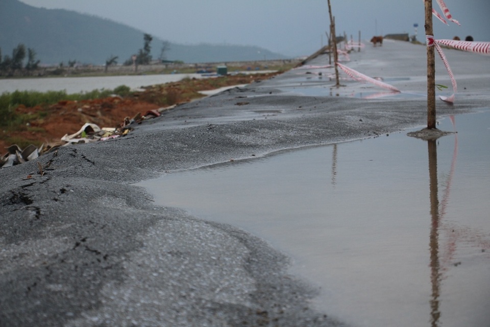 Con đường “tan hoang” sau bão: Đề nghị kiểm tra lại chất lượng công trình - 2 Mặt đường nhựa bị xô đẩy, nhấp nhô