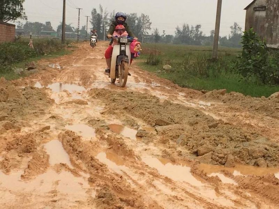 Khốn khổ với con đường lầy lội hơn... ruộng - 4 Người dân đi lại hết sức khó khăn. Tình trạng này kéo dài nhiều tháng nay nhưng phía đơn vị thi công không khắc phục cho người dân đi lại