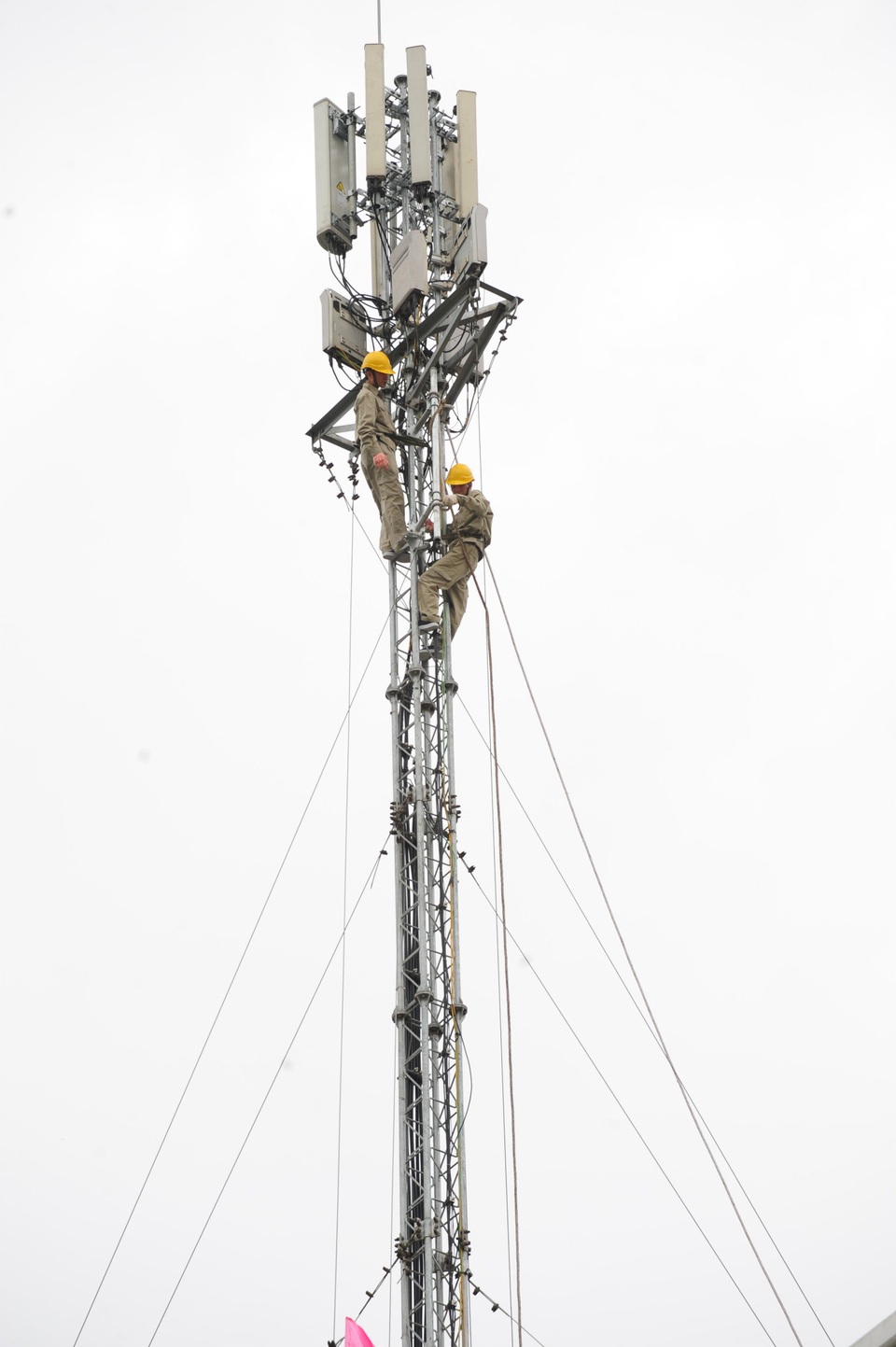“Với gần 36.000 trạm phát sóng, Viettel cam kết tốc độ 4G sẽ thực sự là 4G” - 2
Hình ảnh triển khai lắp đặt trạm phát sóng 4G