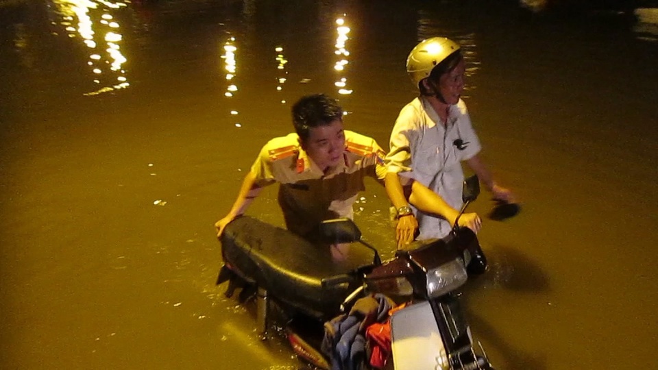 Người Sài Gòn dắt xe lội nước về nhà - 8 Đường vắng nên CSGT xuống đường làm thêm nhiệm vụ... đẩy xe