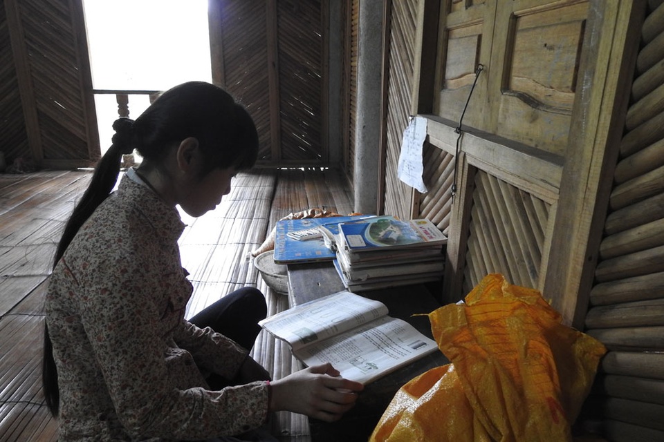 Đáng thương cô bé lớp 8 mỗi ngày vượt 18 km đường rừng để đến trường - 9
Góc học tập của em chỉ thế này nhưng Trang vẫn cố gắng học giỏi