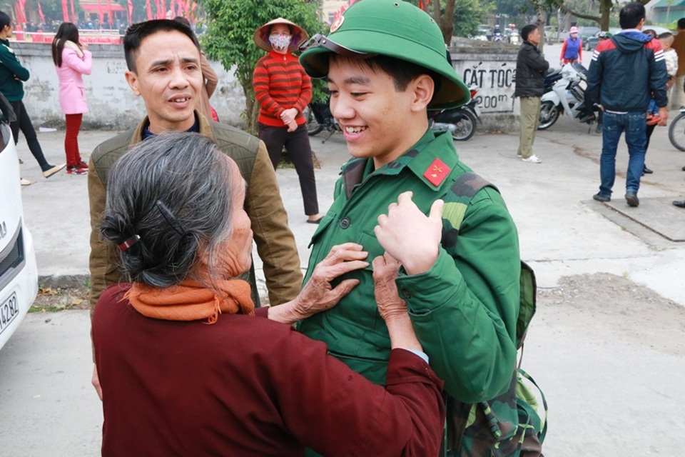 Nước mắt và nụ cười trong ngày tân binh lên đường nhập ngũ - 6 
Bà nội ngoài 80 tuổi vội nhét vào túi áo cháu ít tiền uống nước và không quên dặn cháu: Hoàn thành xuất sắc nhiệm vụ rồi nhanh về với bà và bố mẹ nhé cháu.