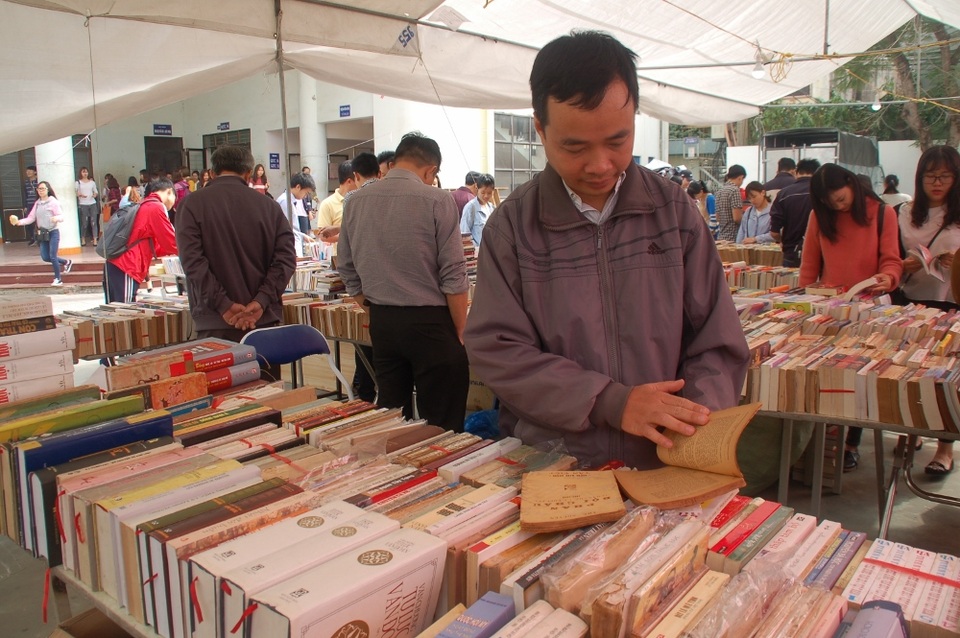 
Anh Phan Mạnh Hà, trưởng Ban tổ chức Phiên chợ sách xưa lần thứ II, chia sẻ: “Mình cùng các thành viên diễn đàn Sách cũ mong muốn có thể truyền lửa cho thế hệ trẻ để giữ gìn những giá trị văn hóa xưa được lưu giữ trong từng trang sách”.

