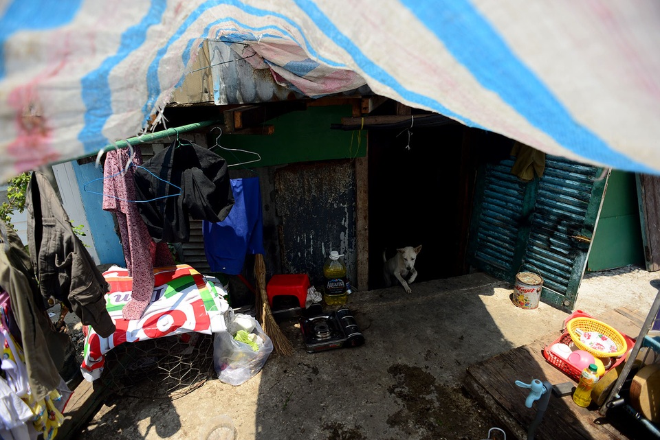 Có đường mới chưa kịp vui thì nhà lại tụt xuống, vợ chồng tôi lương ba cọc ba đồng không biết bao giờ mới đủ tiền sửa lại nhà, bà Trương Thị Bai (54 tuổi) chia sẻ.