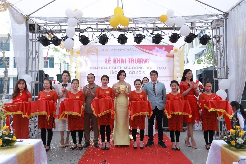 Dàn sao hội ngộ tại lễ khai trương cơ sở Himalaya Health Spa 5 tại Lào Cai - 8 Như vậy với việc fanchise nhân rộng mô hình làm đẹp này ra cả nước của Himalaya Health Spa đã giúp cho hàng triệu người tiêu dùng có cơ hội chăm sóc sức khỏe và sắc đẹp. Đặc biệt với cơ sở mới được khai trương tại thành phố Lào Cai sẽ giúp cho phái đẹp có cơ hội lựa chọn những dịch vụ uy tín – hiệu quả - an toàn để lấy lại vóc dáng, sức khỏe và vẻ đẹp thanh xuân. Nhân dịp khai trương Himalaya Heath Spa Lào Cai dành tặng cho khách hàng nhiều chương trình ưu đãi lớn.