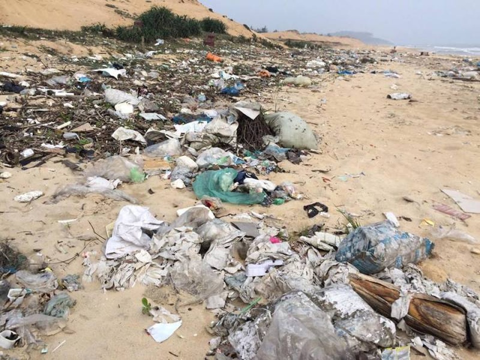 Bãi biển biến thành bãi rác khổng lồ - 1