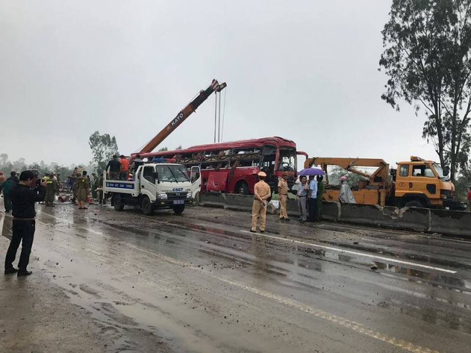 Hình ảnh hiện trường tan hoang của vụ lật xe khách - 9