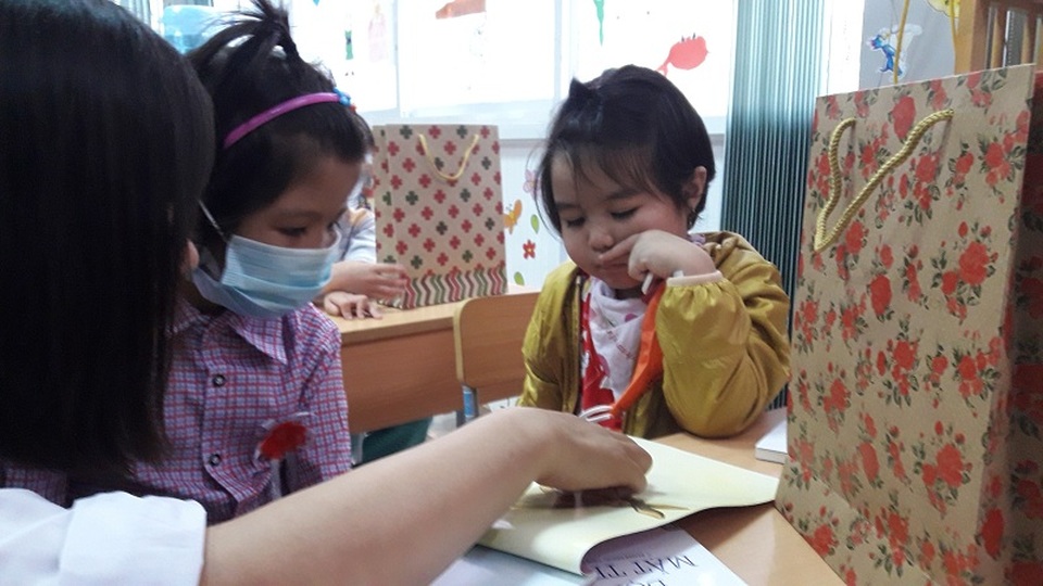 Trao tặng sách và chương trình học trực tuyến cho Bệnh viện Nhi trung ương - 4 Trao tặng sách và chương trình học trực tuyến cho Bệnh viện Nhi trung ương - 4