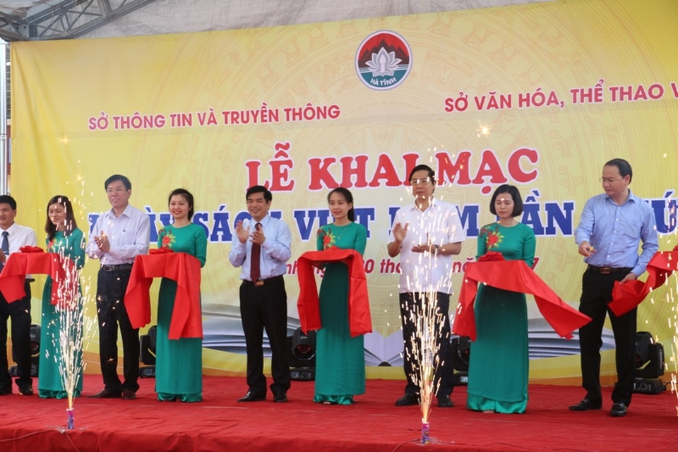 Hơn 2.200 đầu sách, bản đồ quy tụ tại Ngày sách Việt Nam - 1 Các đại biểu cắt băng khai mạc Ngày sách Việt Nam lần thứ 4 tại Hà Tĩnh